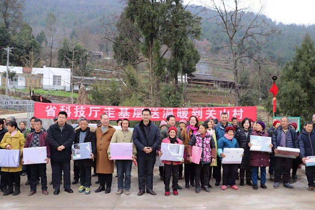 181214四川省科技廳、旺蒼縣總工會為高陽關(guān)山村“送溫暖”（新） (2).jpg