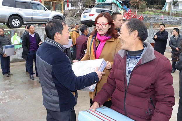 181214四川省科技廳、旺蒼縣總工會為高陽關(guān)山村“送溫暖”（新） (1).jpg