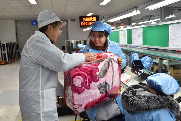 市總工會開展送溫暖慰問農(nóng)民工活動..JPG